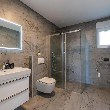 Stunning Home In Kastel Stari *