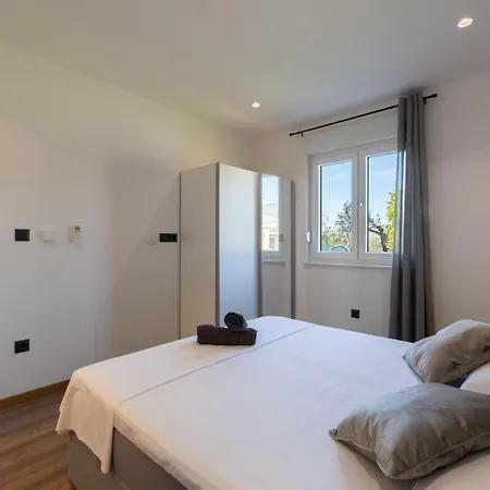 4 Bedroom Gorgeous In Kastel Stari Feriehus Kaštela