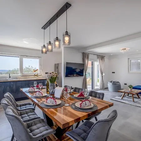 4 Bedroom Gorgeous In Kastel Stari Feriehus Kaštela