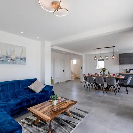 4 Bedroom Gorgeous In Kastel Stari Feriehus *
