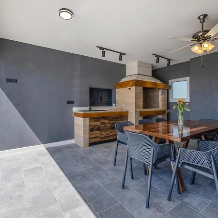 4 Bedroom Gorgeous In Kastel Stari * Kaštela
